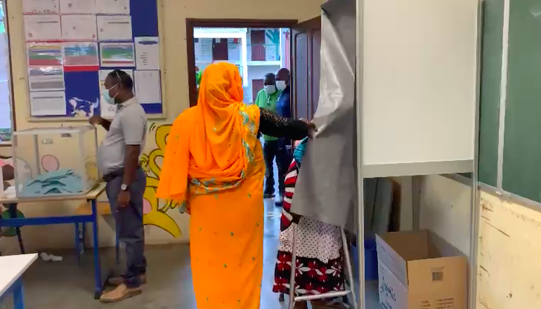 Les derniers retardataires en train de voter à Labattoir