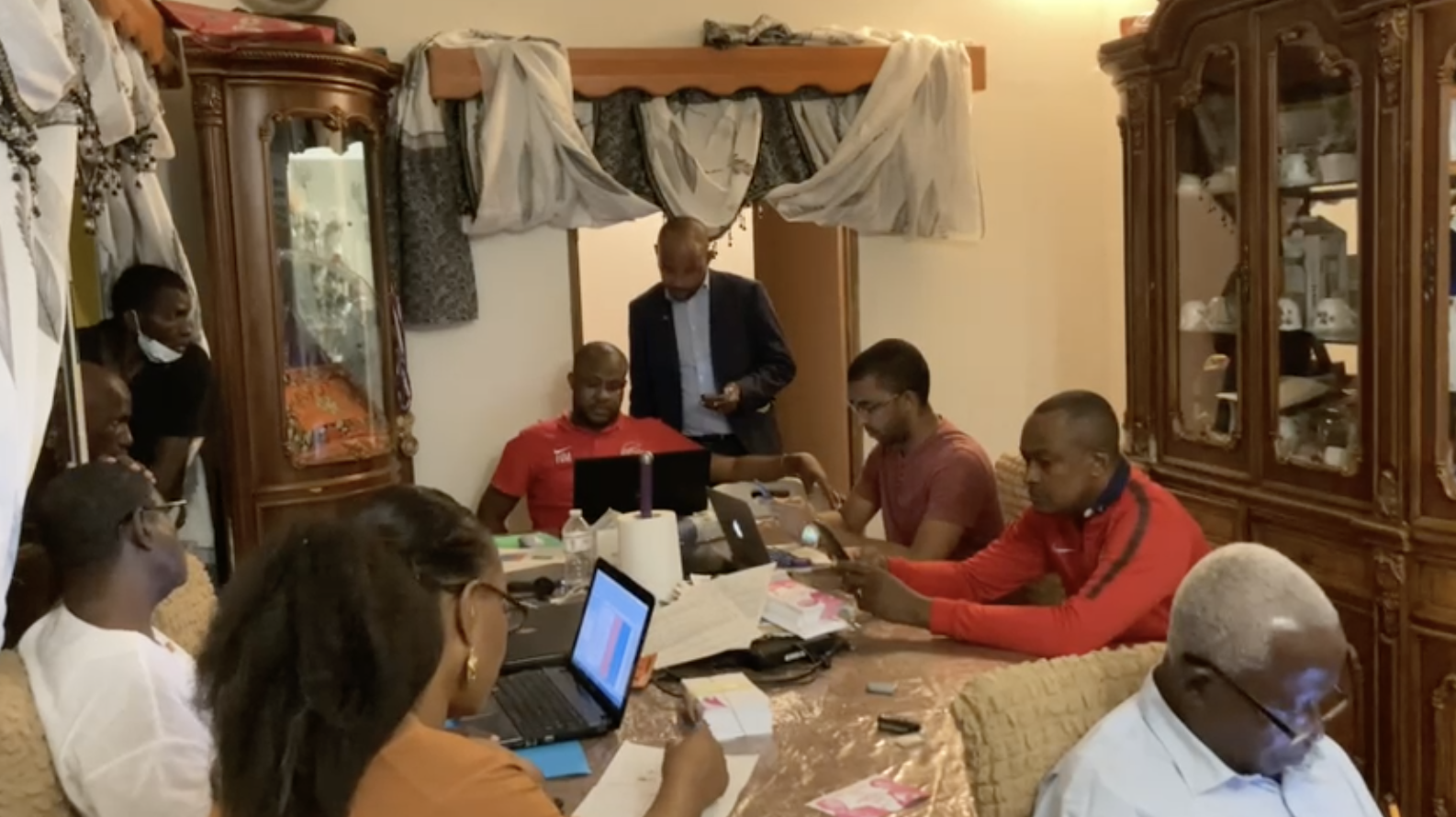 les candidats se préparent au début du dépouillement (video)