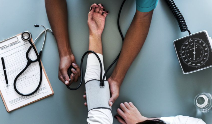 Formation : accédez au métier d’aide-soignant.e