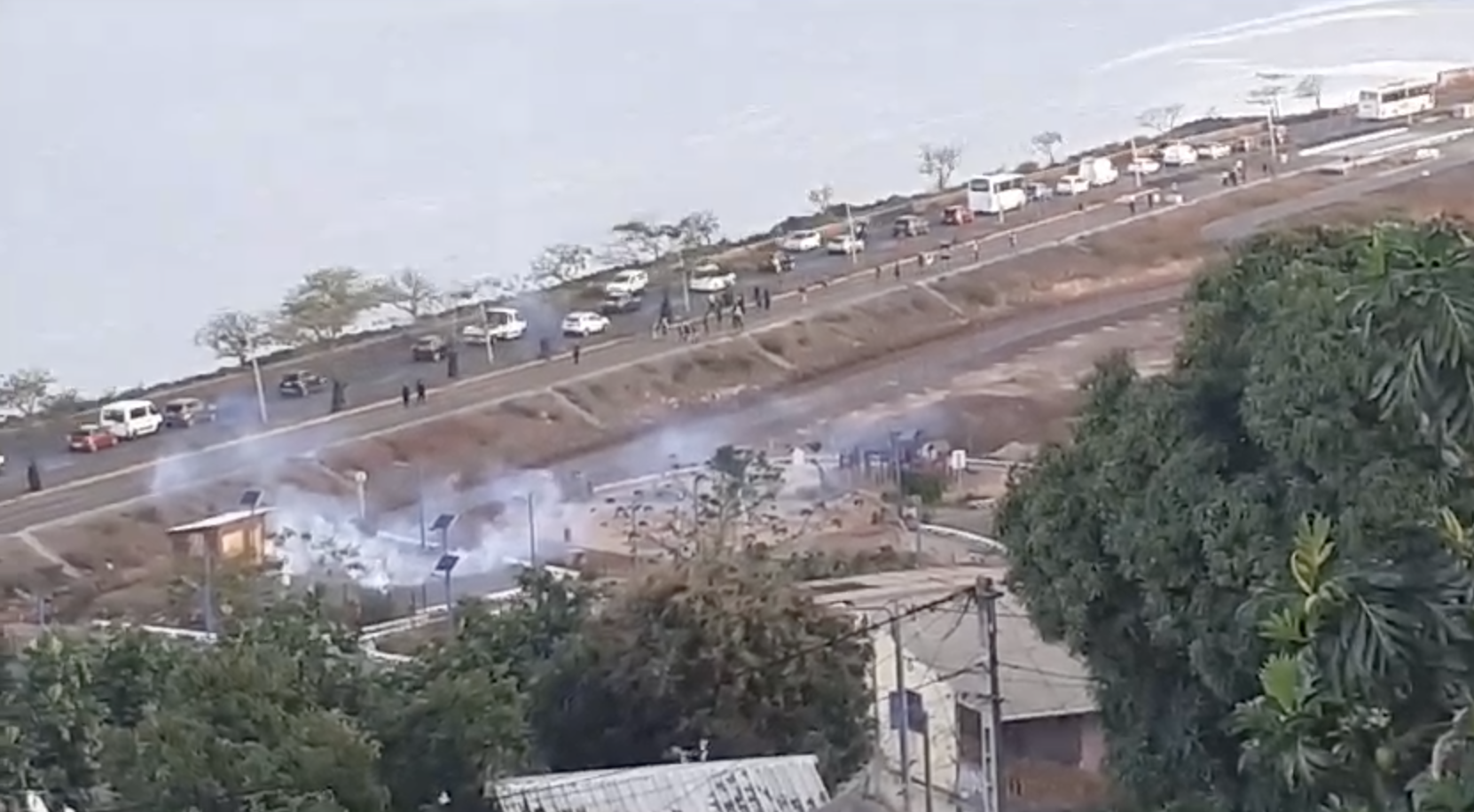 Affrontements en cours le long de la rocade à Mamoudzou (video)