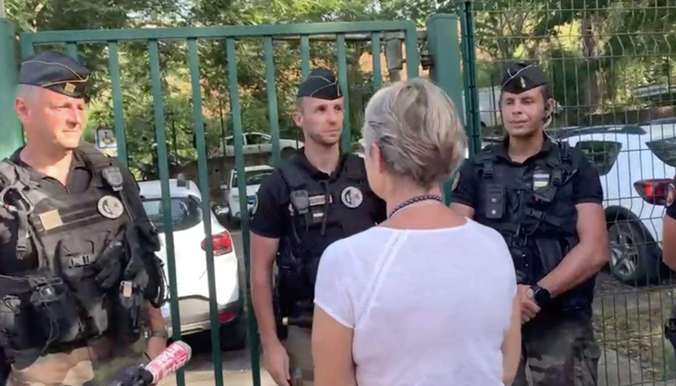 Elisabeth Borne à Mayotte rend hommage aux gendarmes et aux policiers
