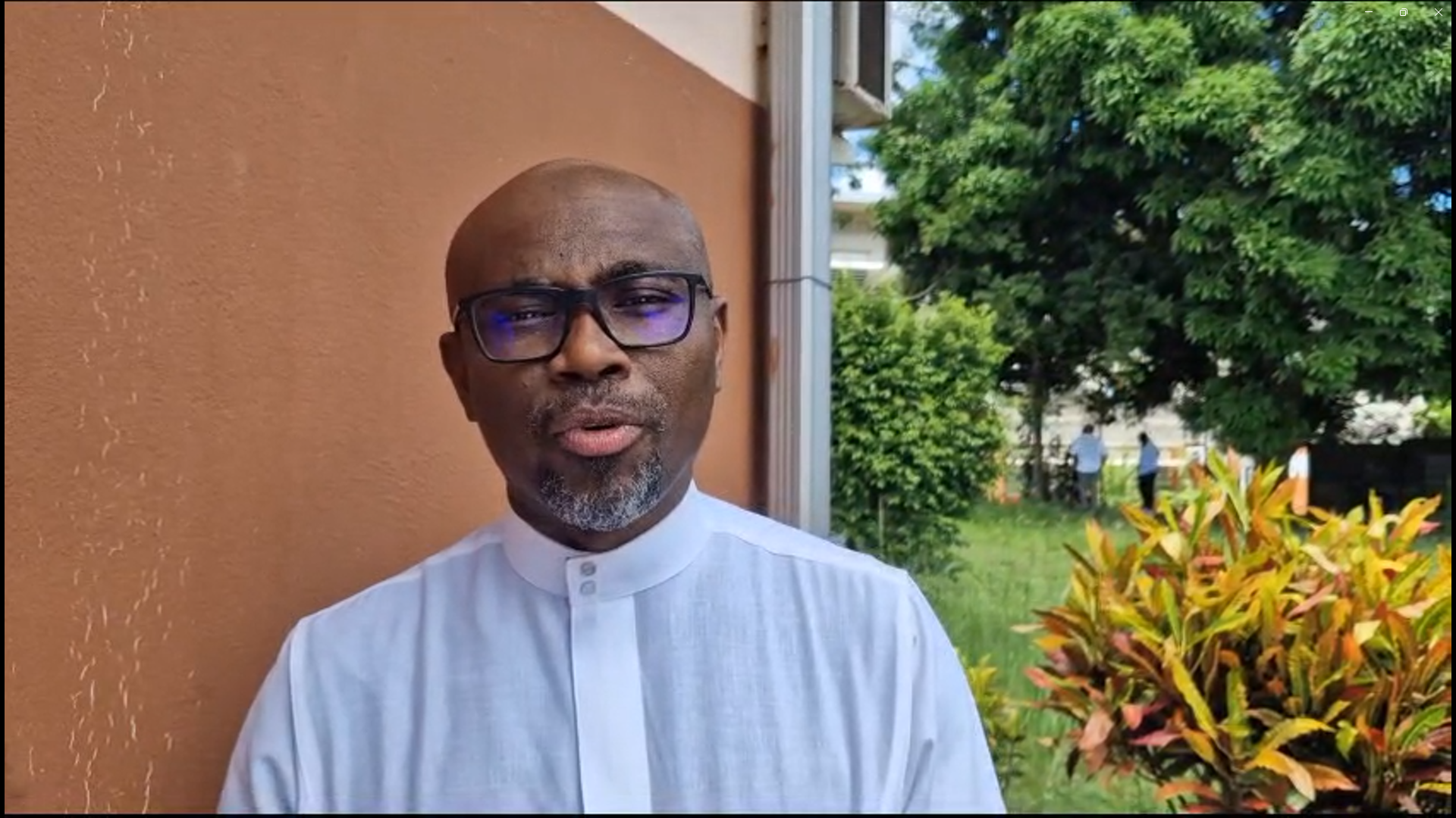 Ben Issa Ousseni prend la parole à la sortie de la réunion avec les collectifs