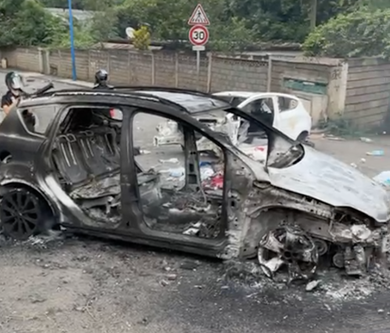 Tensions à Mamoudzou : Affrontements en cours à Mrowandra, déjà une voiture incendiée