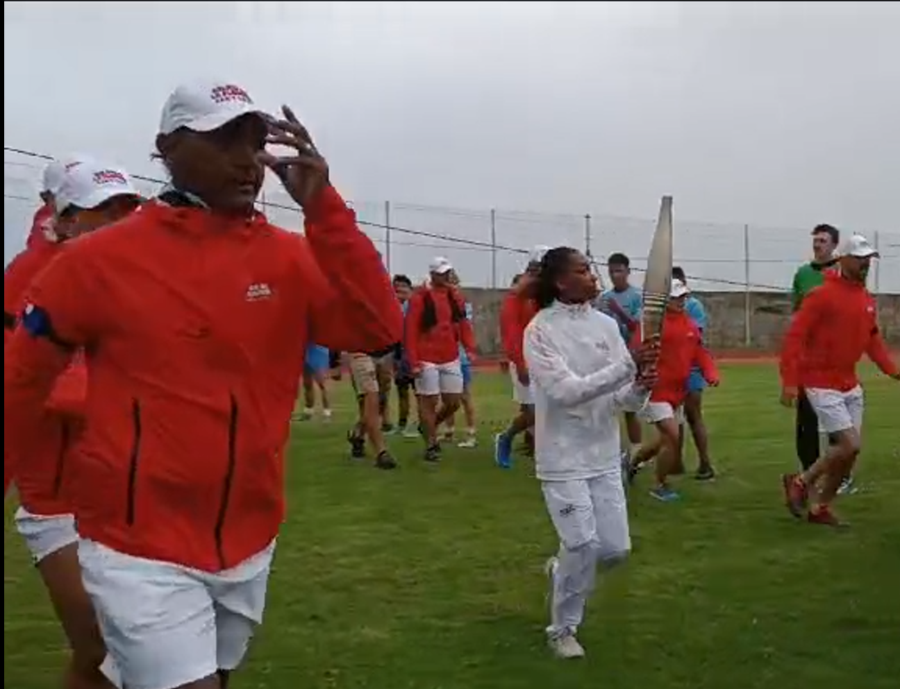Six jeunes sportifs mahorais accueillent la flamme Olympique à la Réunion (vidéo)