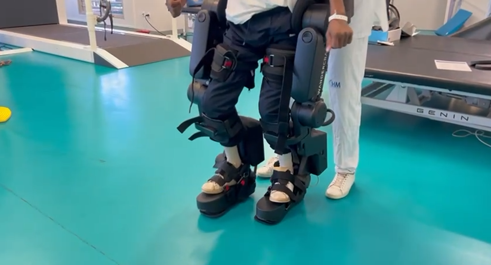 Un mahorais remarche grâce à un exosquelette