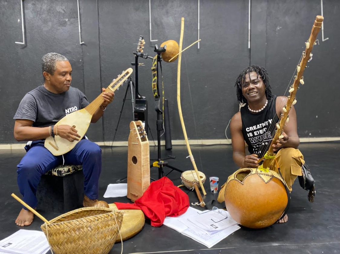 Le spectacle, L’Arbre des Griots, en représentation à la MJC de M’Gombani et à la MJC de Kani-Kéli