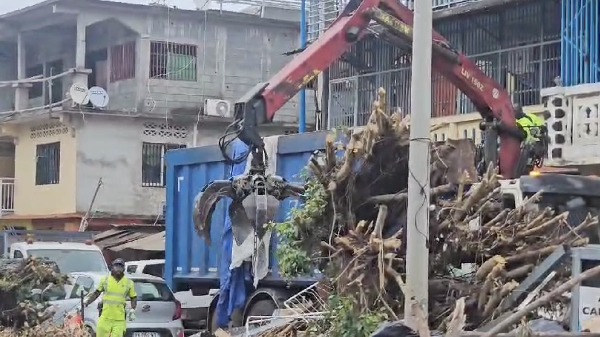 Le déblaiement commence à s’organiser (video)