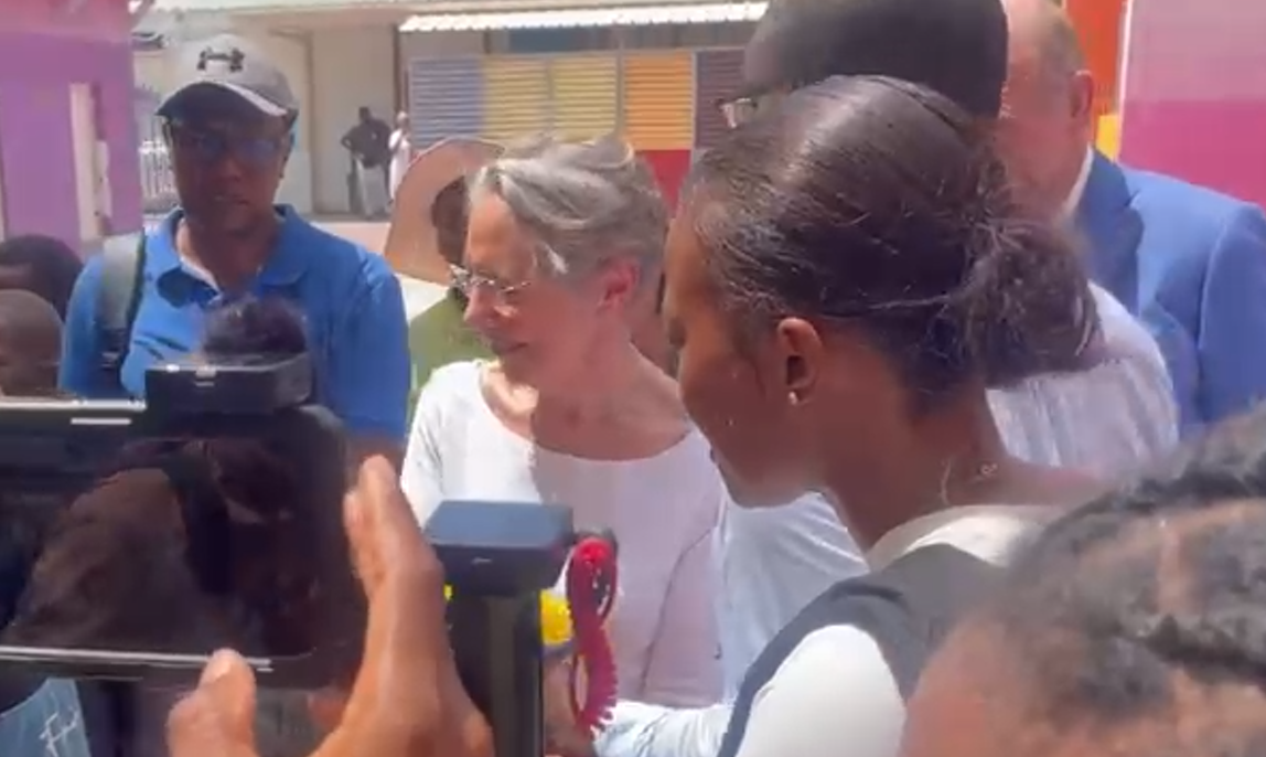 Elisabeth Borne en visite dans une école primaire de Petite-Terre