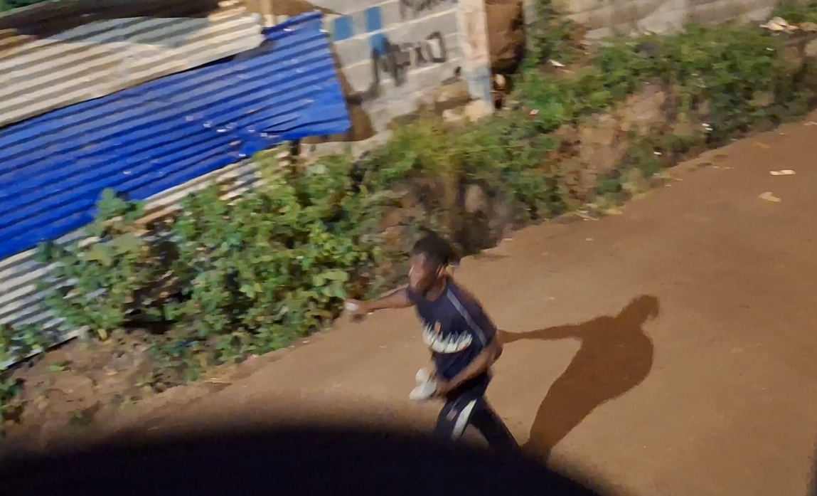 Des jeunes s’affrontent à coups de pierres et de machette à Vahibé