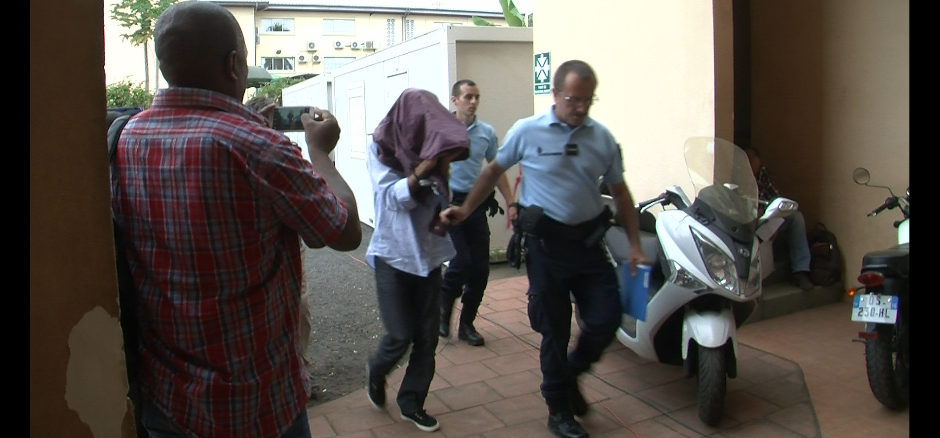 Images de l’arrivée de Mathias Belmer au tribunal