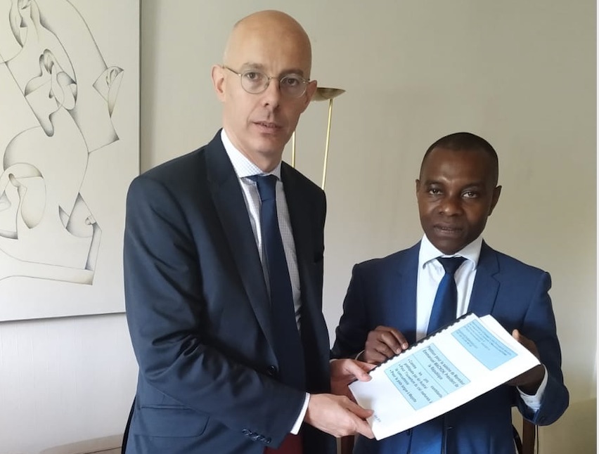 La pétition pour la baisse des prix des billets d’avion remise au conseiller du président