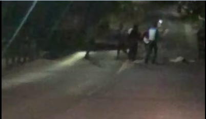 Des voyous qui simulent un accident pour stopper et dépouiller les usagers de la route