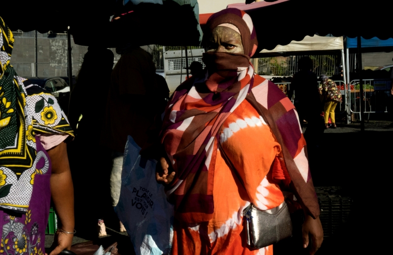 Des habitants insultent les policiers qui leur demandent de mettre un masque