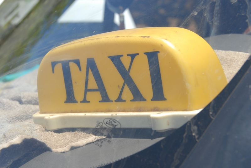 Doujani : un chauffeur de taxi se fait agresser et voler son téléphone