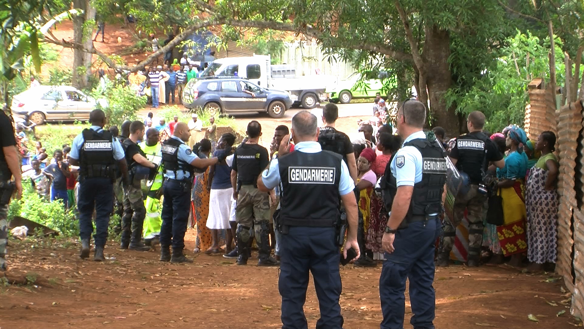 Destruction de bangas à Kahani