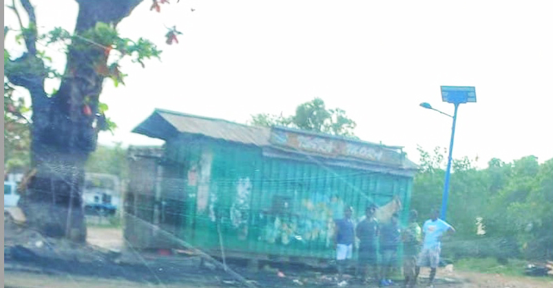 Des stands au rond-point des africains à Doujani brûlés