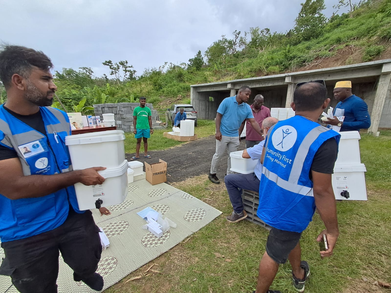 La société Ecol’Eau distribue deux palettes de filtres à gravité pour répondre à la crise de l’eau à Mayotte