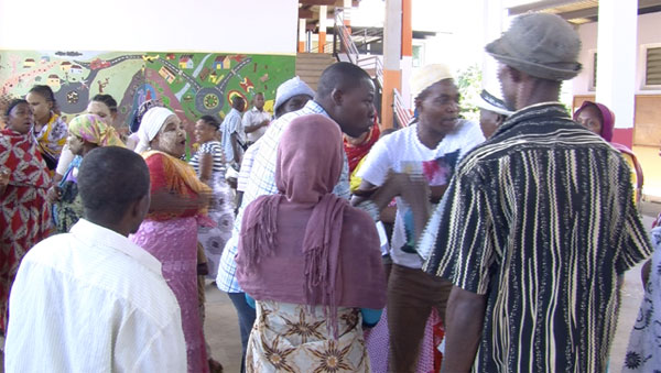 Une bande attaque l’école avec des chiens (vidéo)