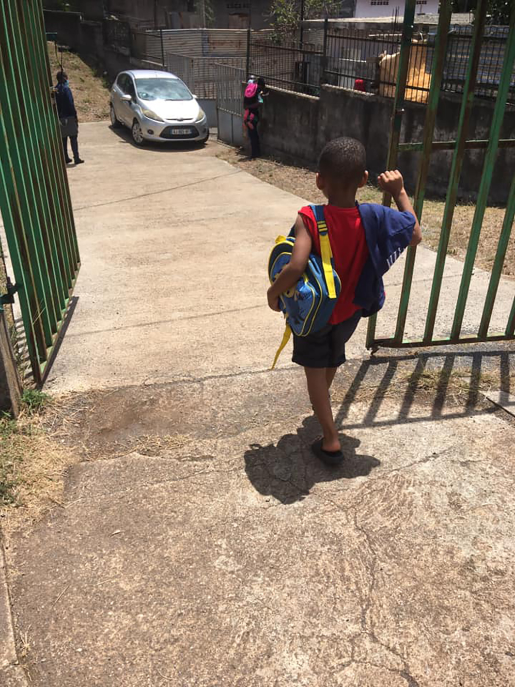 Faute de place pour son enfant il bloque l’entrée de l’école