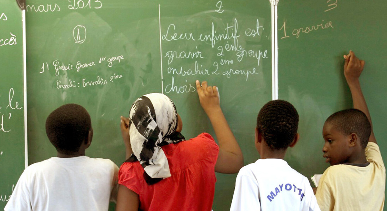 Un professeur qui frappe avec une grande violence l’un de ses élèves