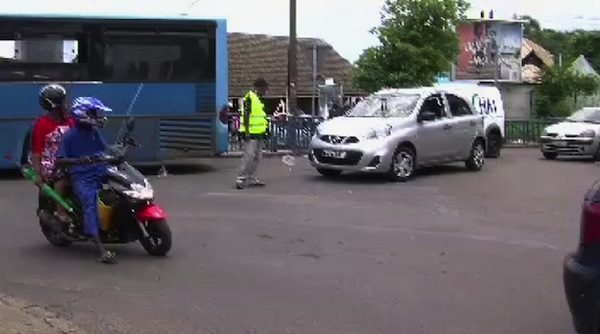 Un bus scolaire immobilisé en centre ville (vidéo)