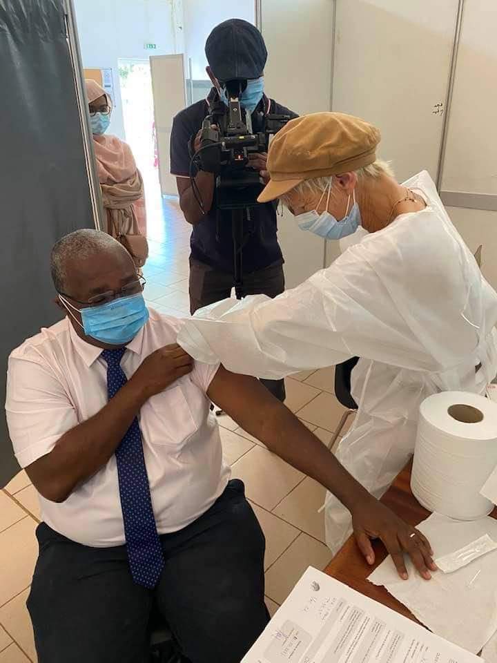Mansour Kamardine se fait vacciner contre le Covid à Sada
