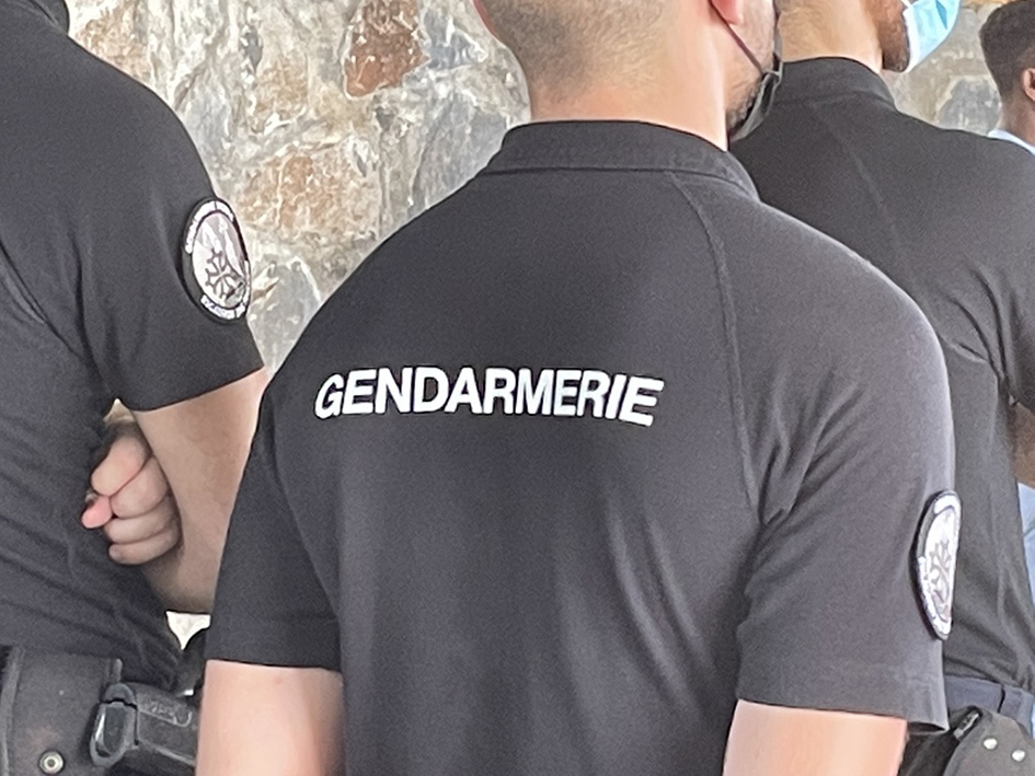 Sur la plage ensoleillée, coups de poings coups de pieds et vol avec arme