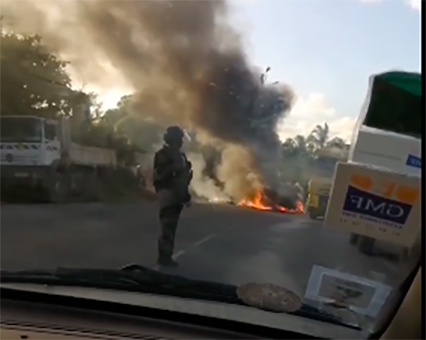 Un feu fait rage sur la route à Majicavo