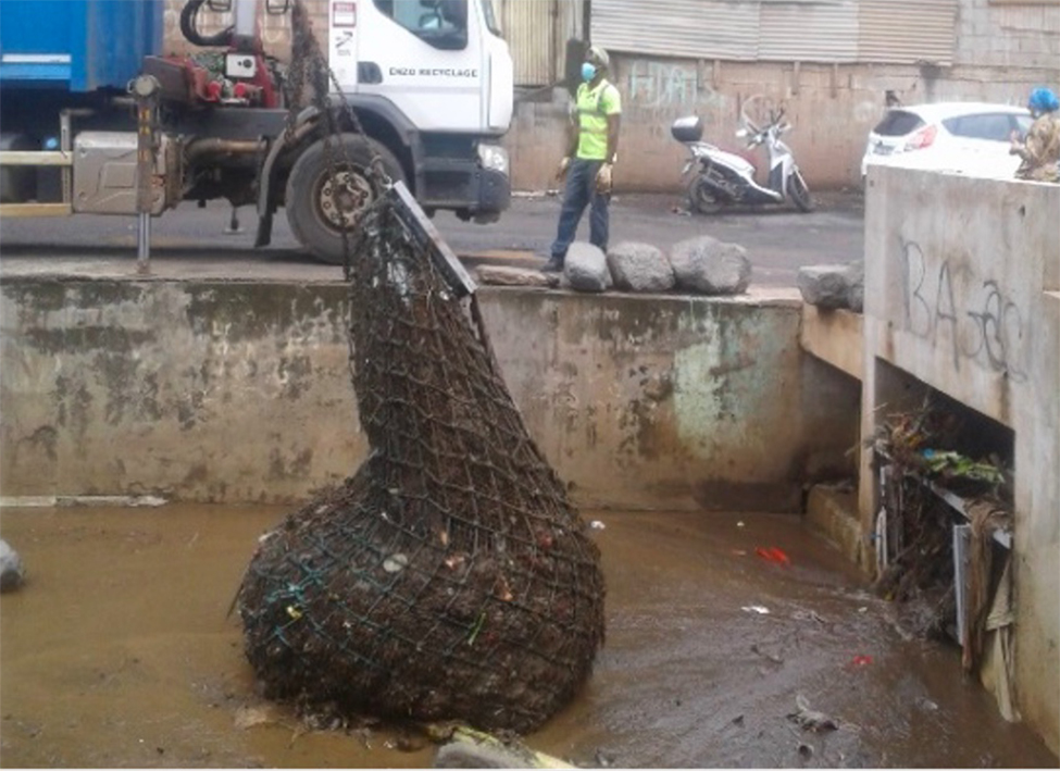 Le Parc naturel marin de Mayotte déploie treize filets anti-déchets 