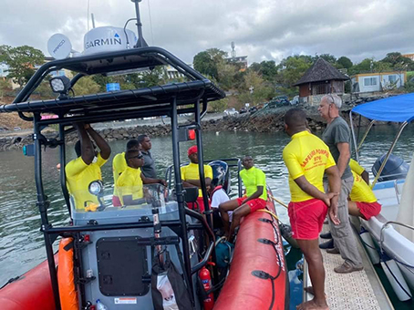 Des sapeurs-pompiers en formation nautique