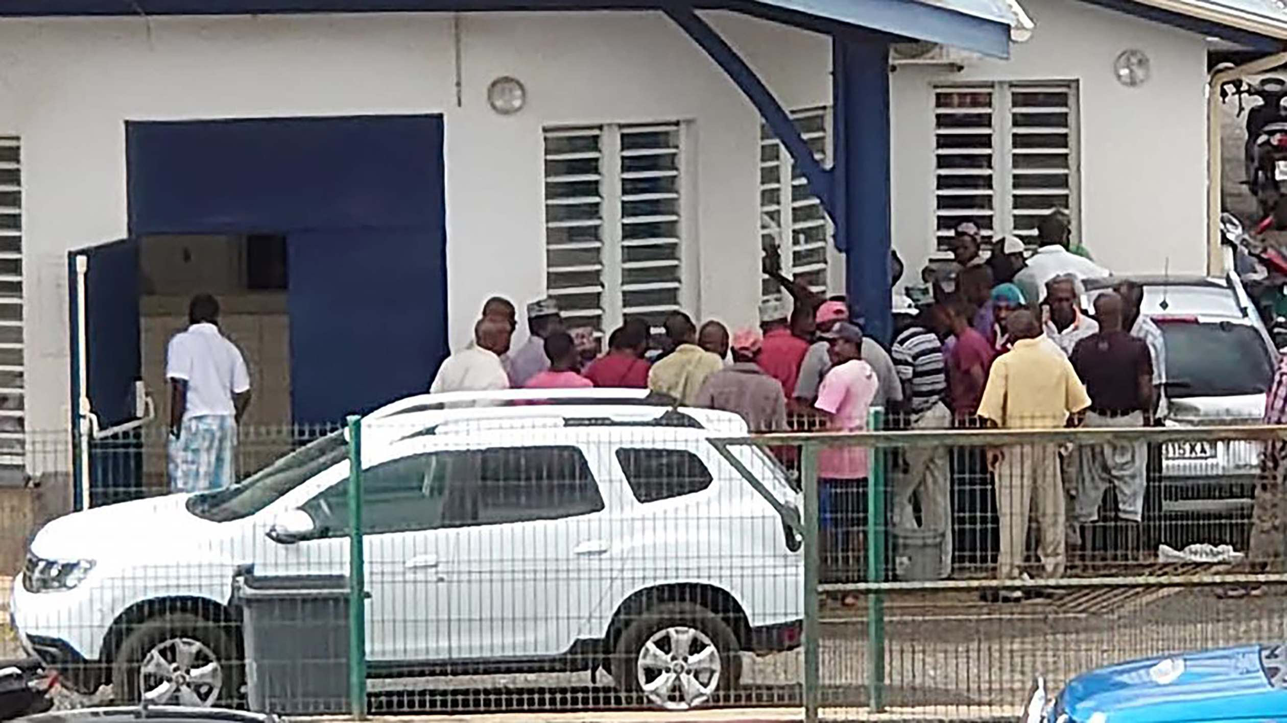 La foule se rue dans les magasins alors que l’île sombre au plus fort de la crise