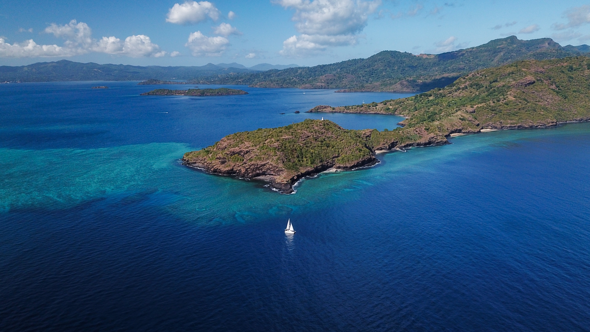 La traditionnelle course de pirogues se déroule aujourd’hui sur le lagon