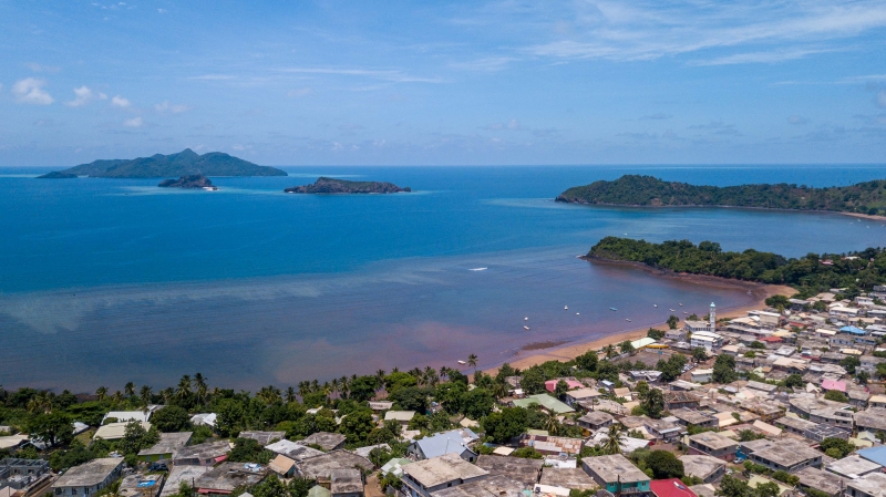 Un jeune en situation de handicap jette son couteau au visage d’un policier