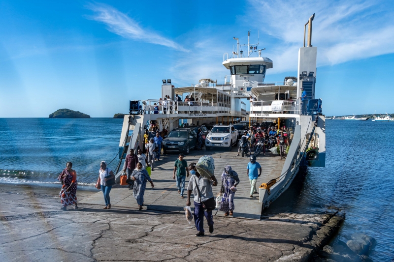 La dernière barge part plus tôt, les usagers restent à Petite Terre