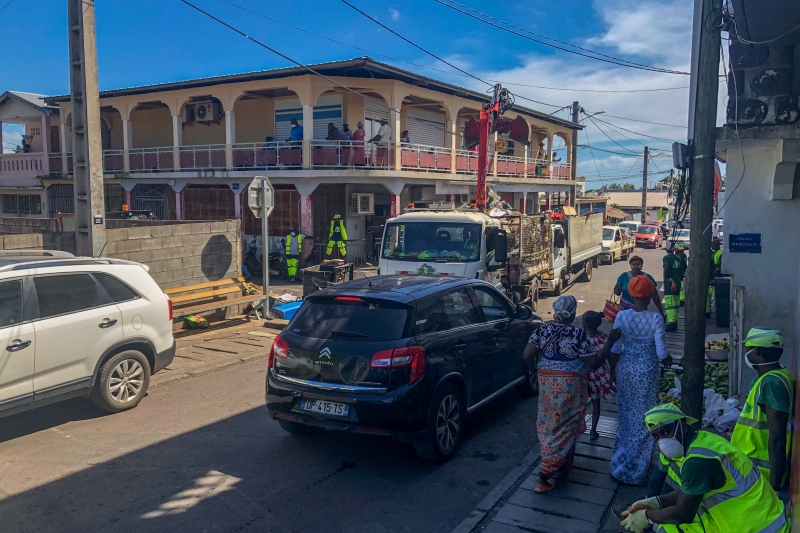 Labattoir : un barrage en flammes, des gendarmes caillassés