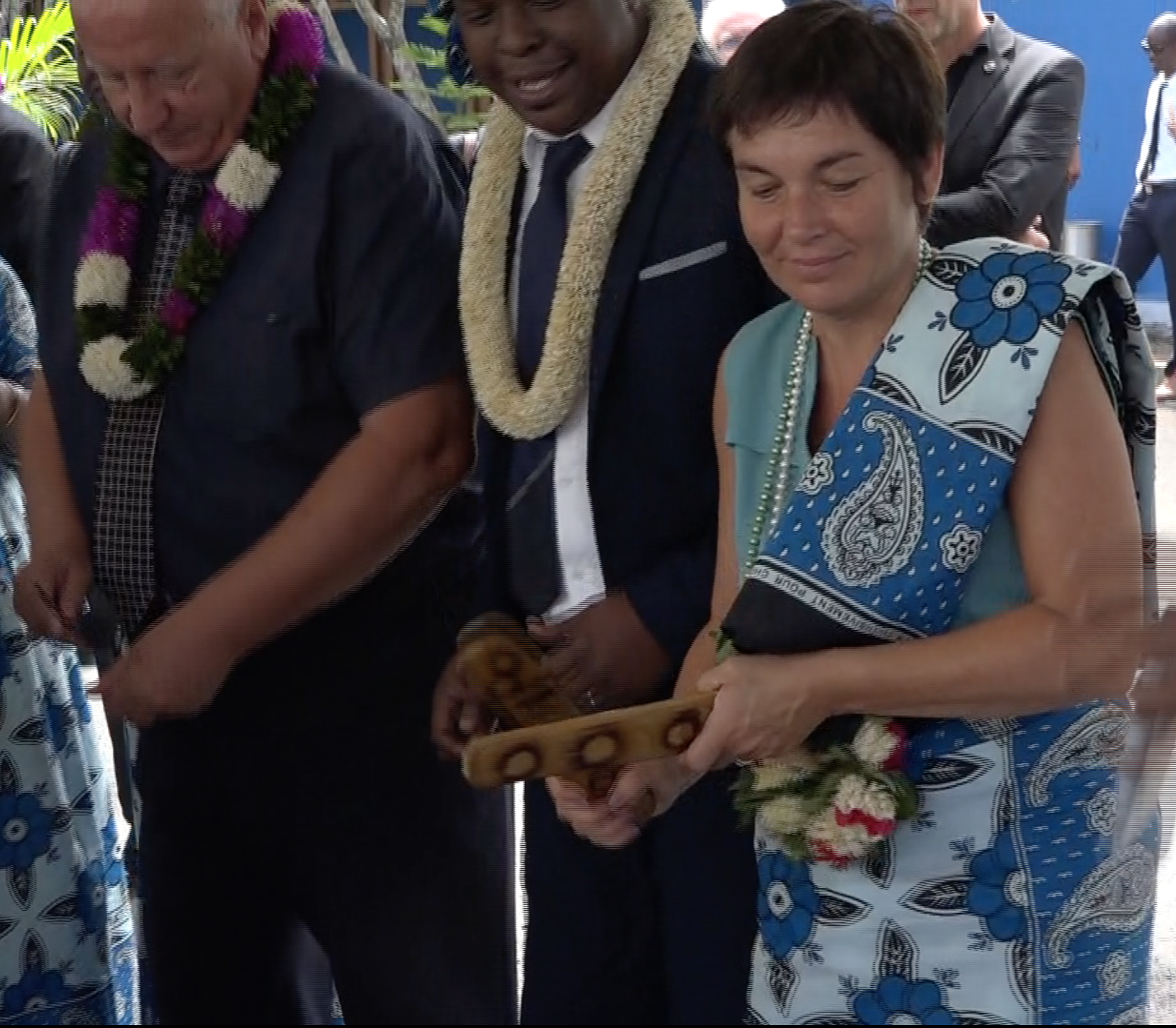 La ministre s’essaie au Mbiwi !