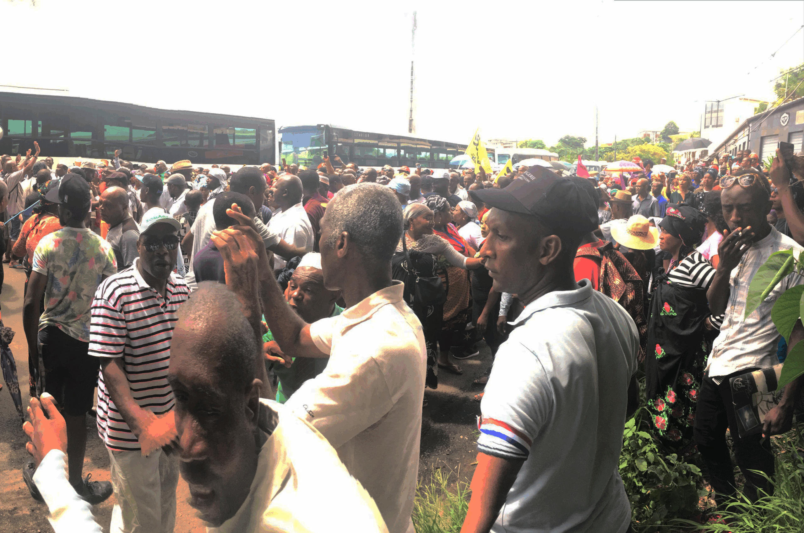 Les forces de l’ordre s’écartent pour laisser place à la marche citoyenne
