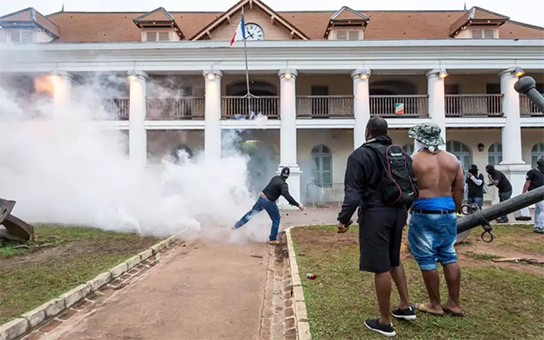 La Guyane sombre sous les lacrymogènes et les débordements
