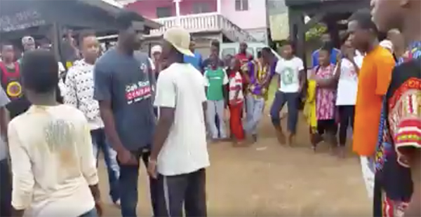 Lil Stylz revisite la baston devant le lycée de Kahani