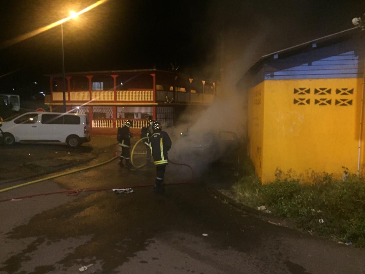 Une voiture prend feu devant l’école les petits loups