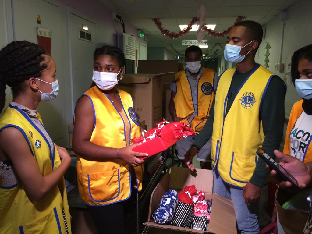 Le Lions Club distribue des cadeaux de Noël aux enfants du CHM