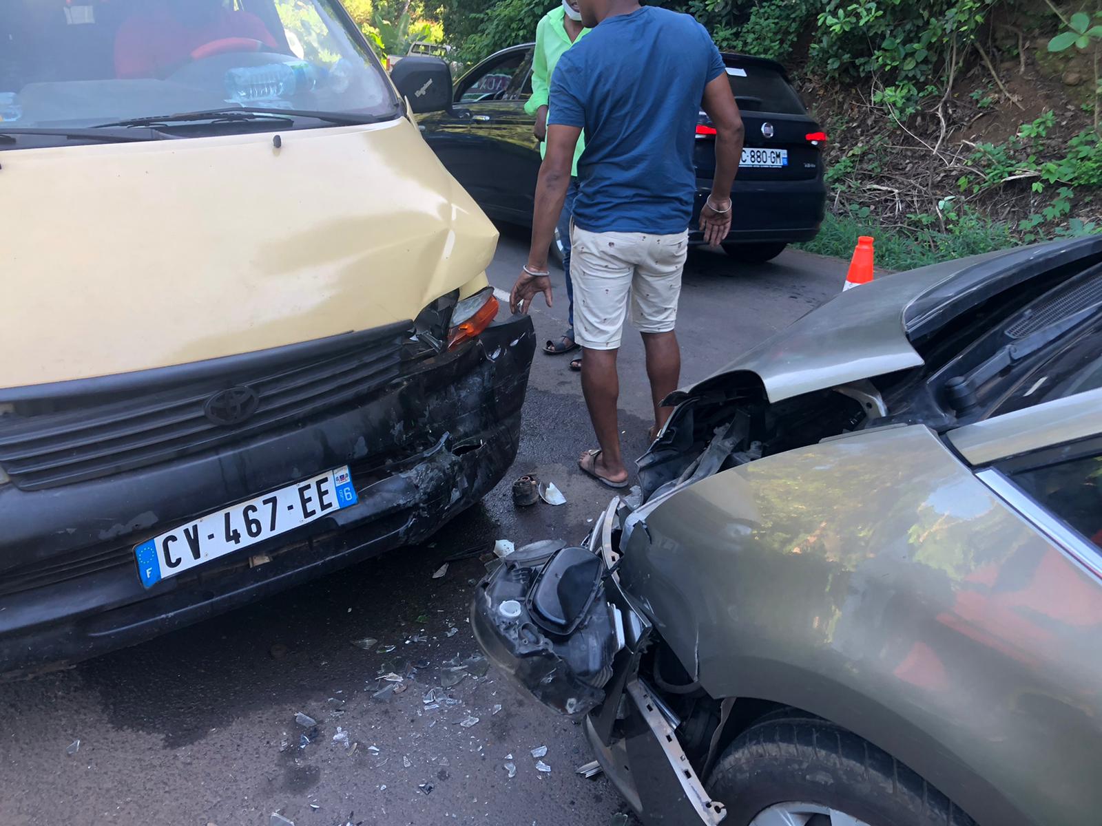 Accident entre une voiture et un taxi à Tsararano