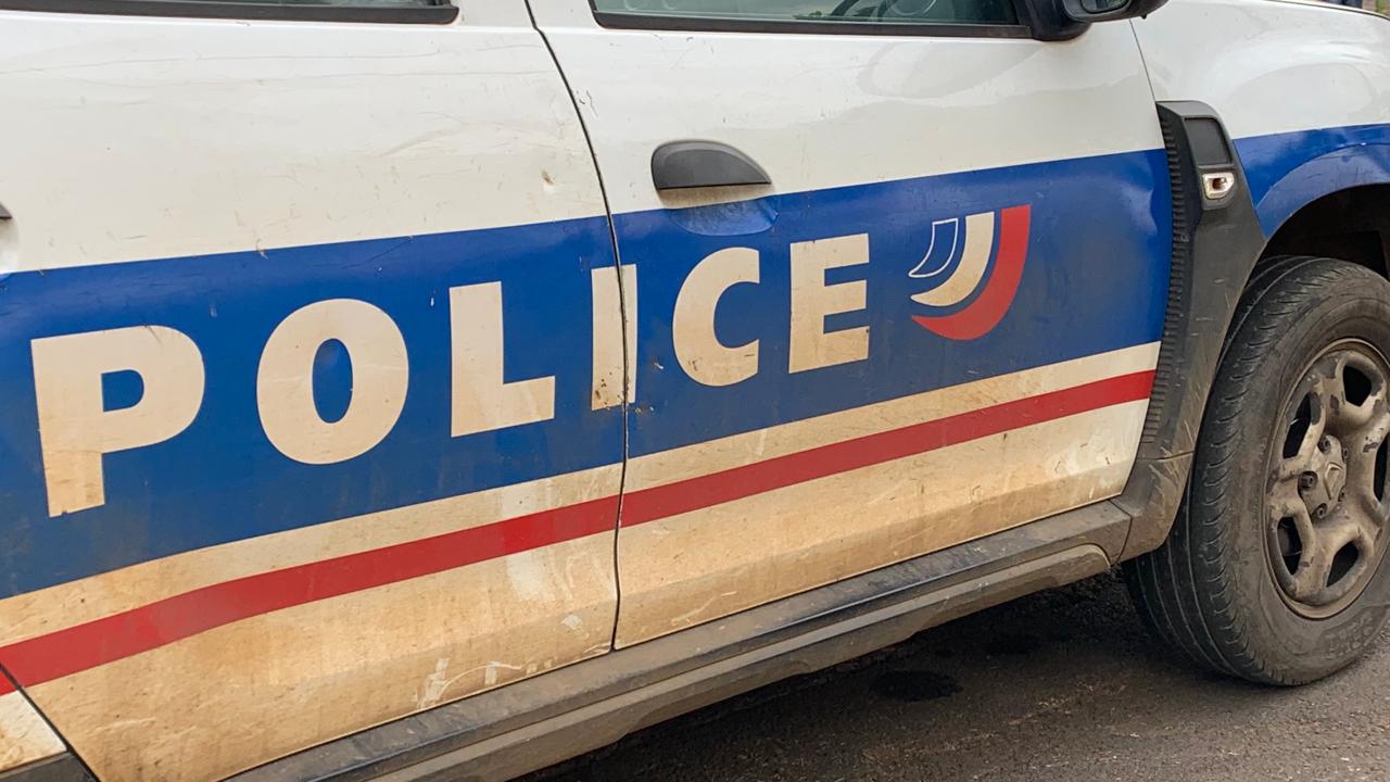 Un propriétaire poignardé chez lui