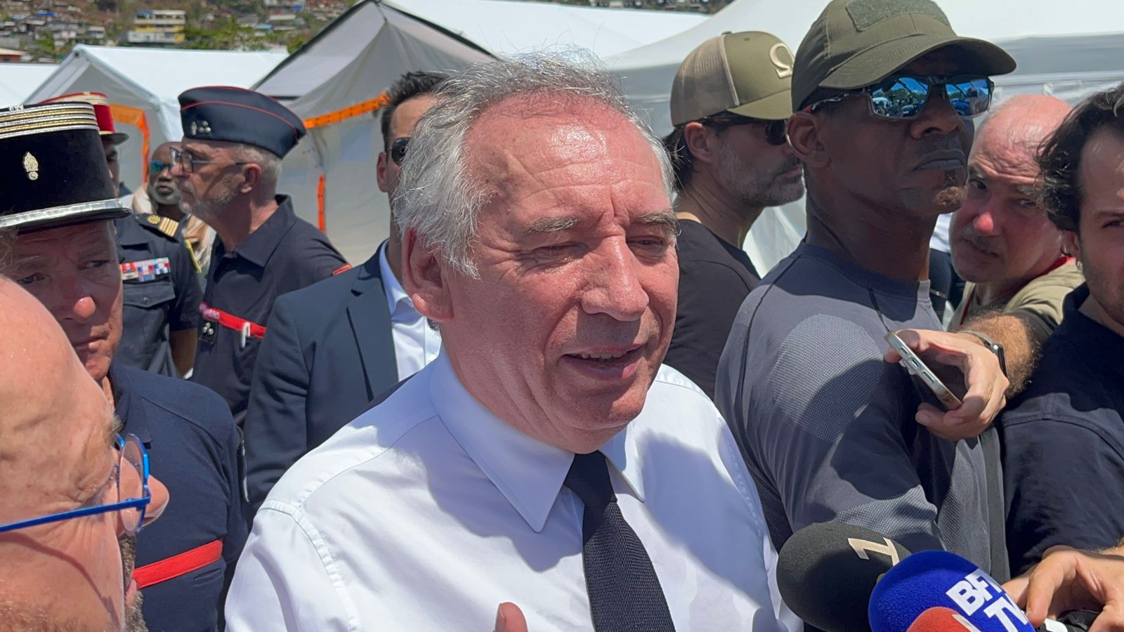 Francois Bayrou devrait passer la nuit à Mayotte