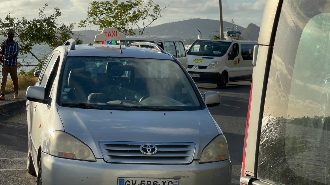 Operation escargot des taxis à Mamoudzou (vidéo)