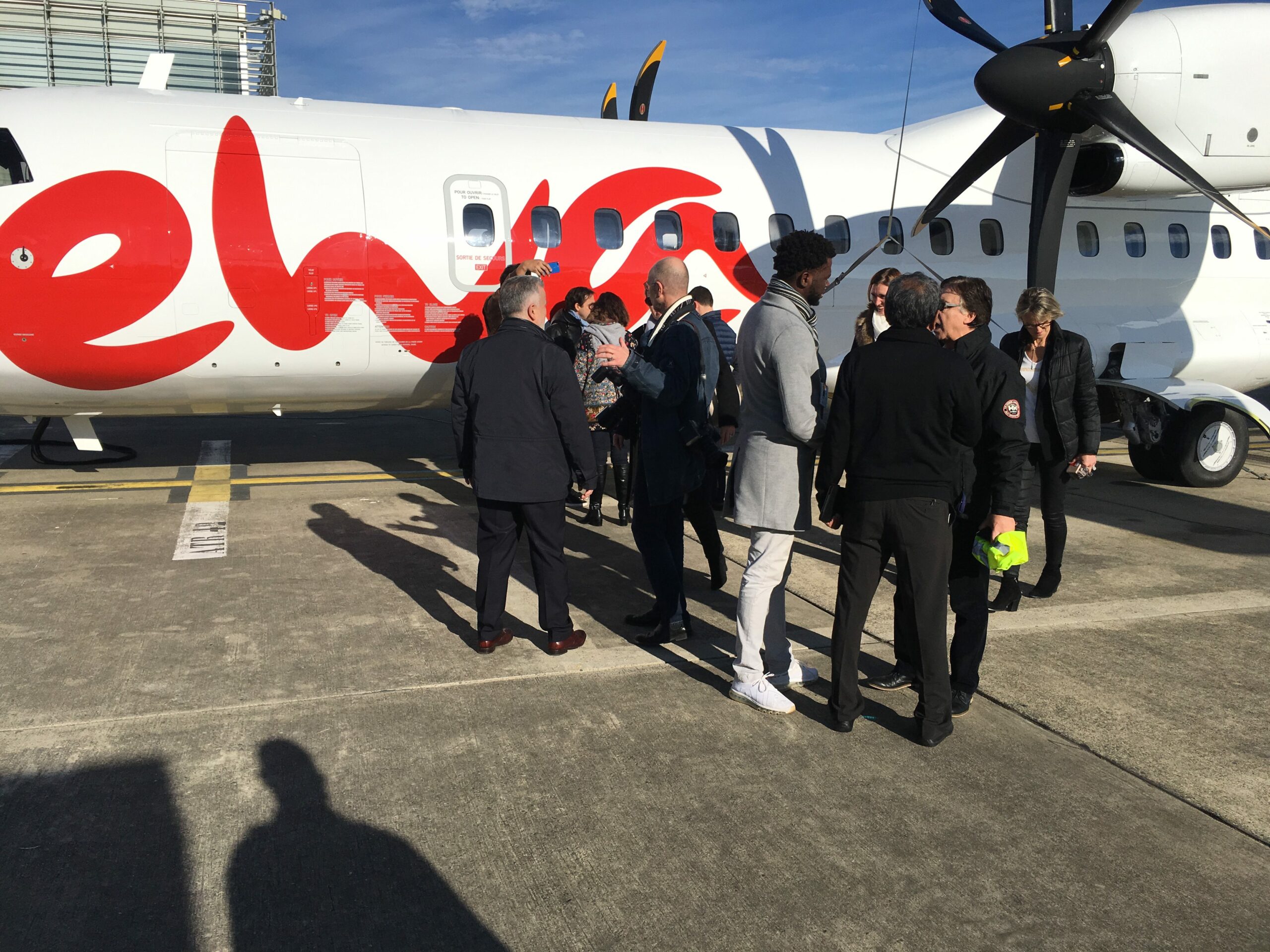 Les deux commandants et deux co-pilotes découvrent le premier ATR 72-600 d’EWA Air