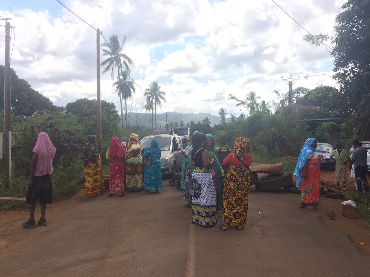 Les parents d’élèves de Chiconi bloquent la route (photos)