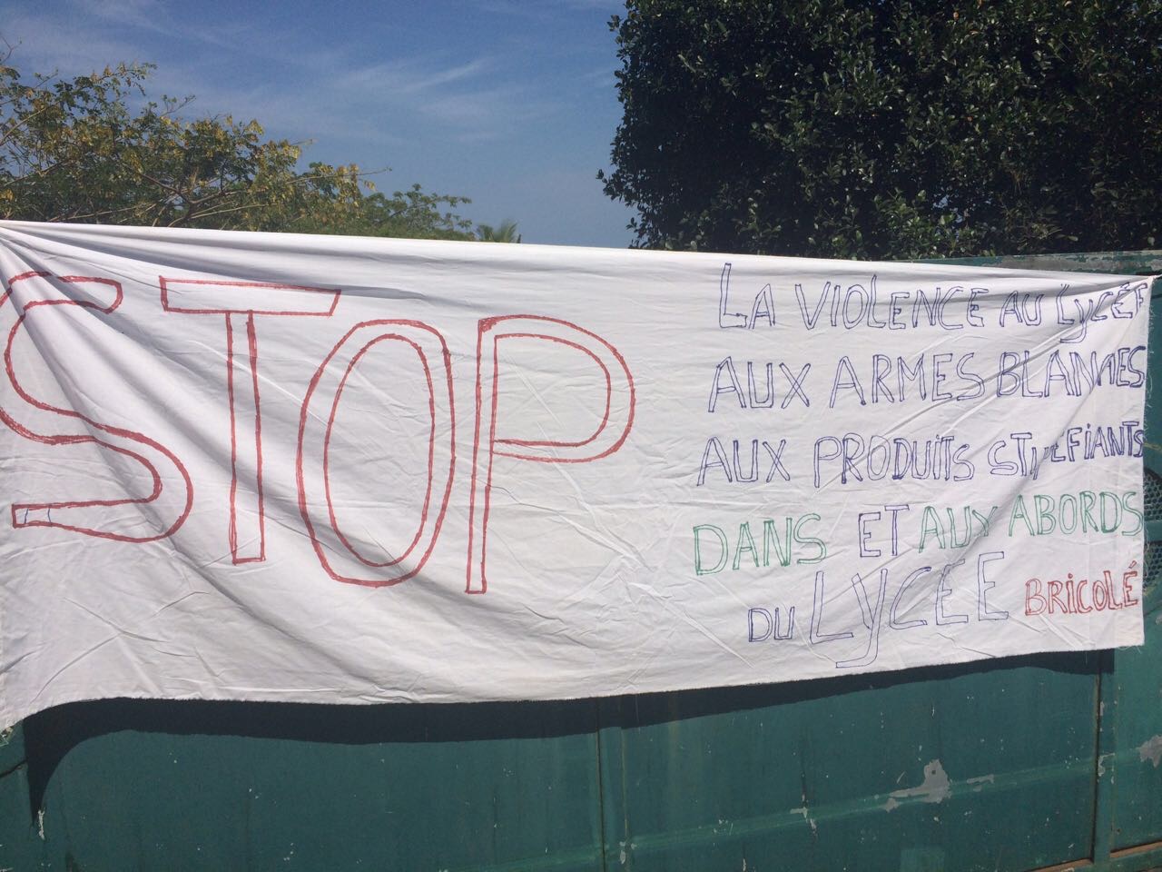 L’Association des parents d’élèves de la cité scolaire du nord manifeste devant l’établissement (photos)