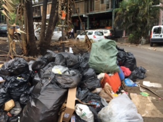 Des ordures qui s’entassent Place mariage