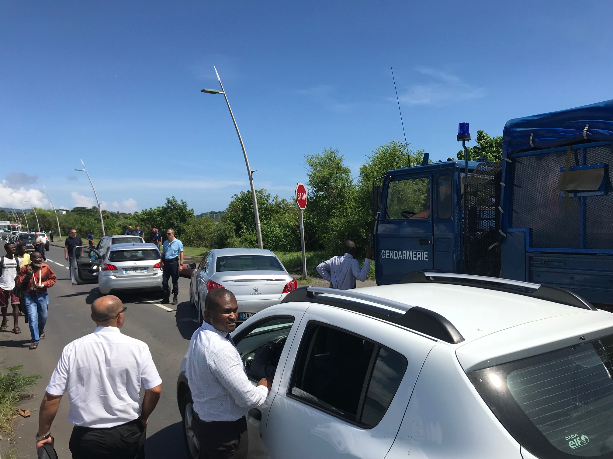 La Ministre assise au milieu des grévistes au Four à chaux